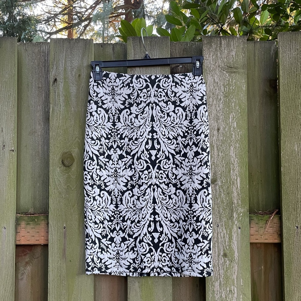 NWOT Mossimo Pencil Skirt with exposed back zip